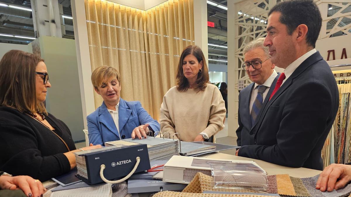 La consellera Marián Cano recorriendo la feria junto a Pepe Serna y Toni Francés.