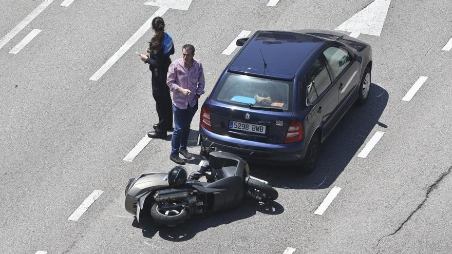 La moto tirada en medio de la calle General Elorza.