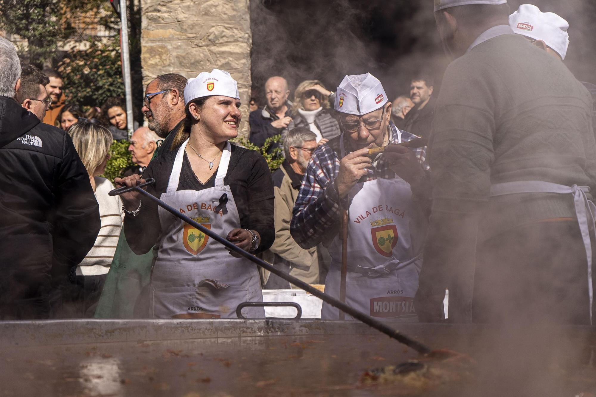 Bagà cuina el seu popular arròs per 2.500 persones