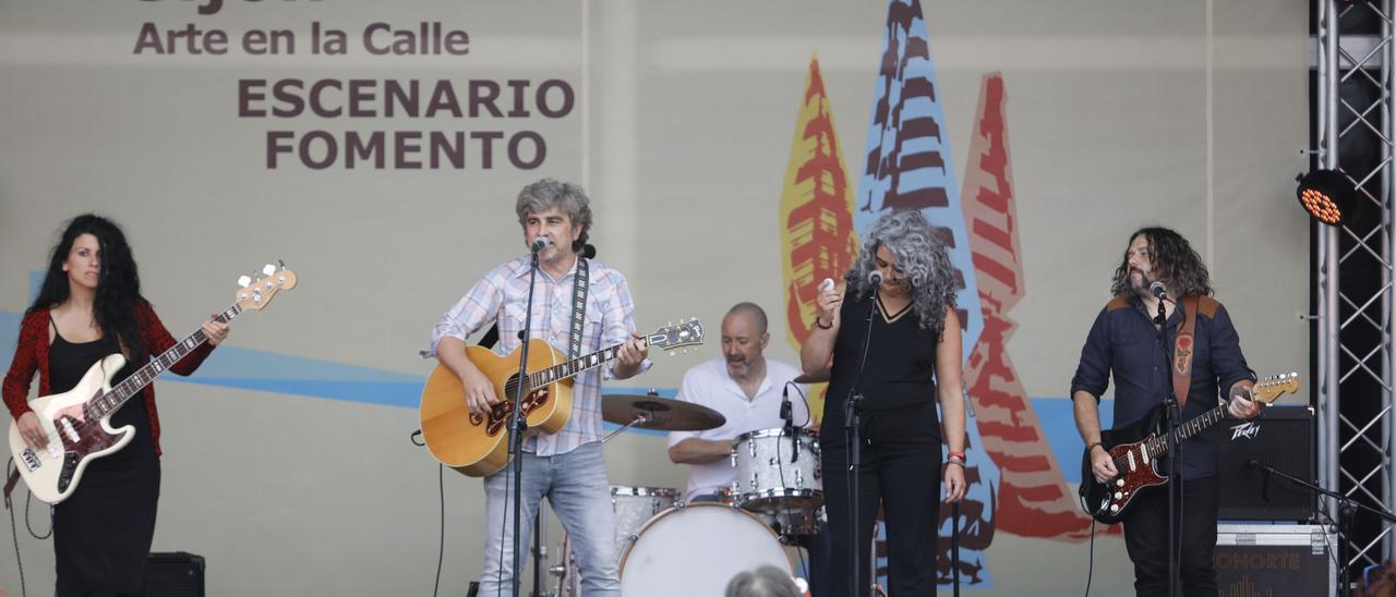 El grupo &quot;The ville y la fuerza&quot; durante un de las actuaciones del pasado verano.