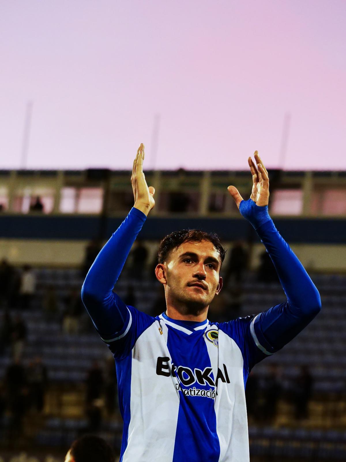 Carlos Mangada, tercer capitán del Hércules, aplaude a la grada del José Rico Pérez.