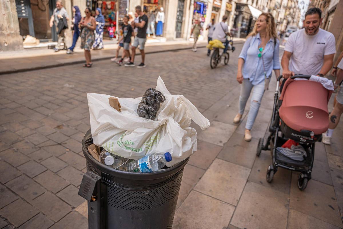Turistas en el centro de Barcelona este miércoles por la mañana. España recoge el 36% de las botellas de plástico consumidas, frente al 70% prometido.