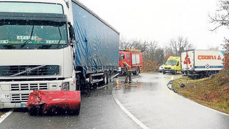 Els dos camions que van xocar ahir a la carretera entre Moià i Collsuspina, durant la nevada