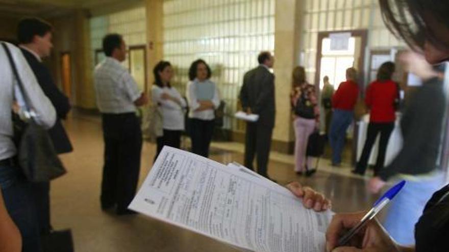 Colas para el proceso de matriculación de los niños de tres años en un colegio de Alicante, en una imagen de archivo.