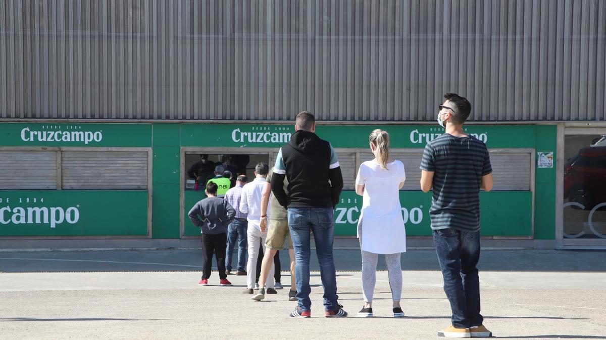 Cola de abonados del Córdoba CF para recoger sus entradas para el encuentro del domingo, ante el Cádiz B, este jueves.