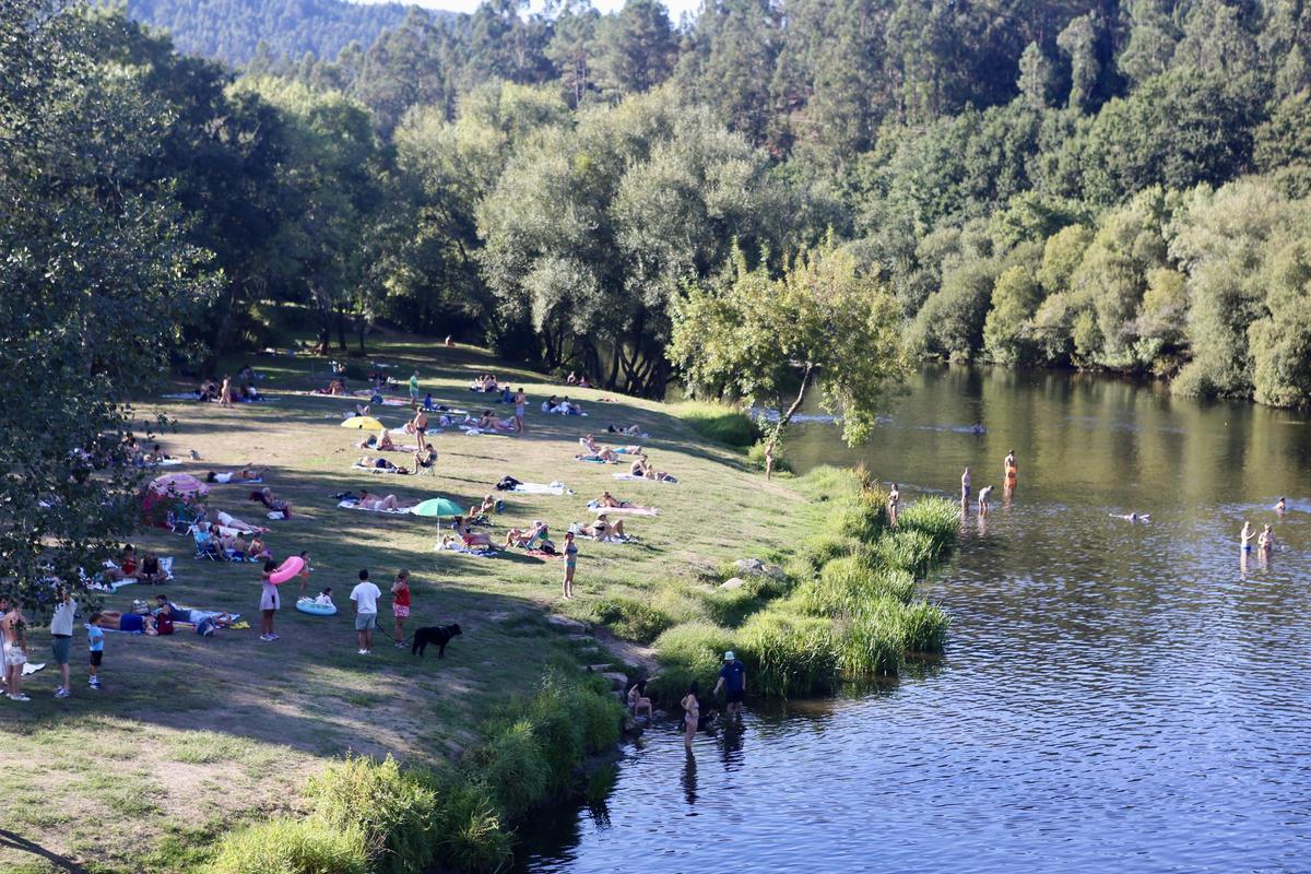 El área recreativa de A Praíña, siendo la foto tomada desde el puente