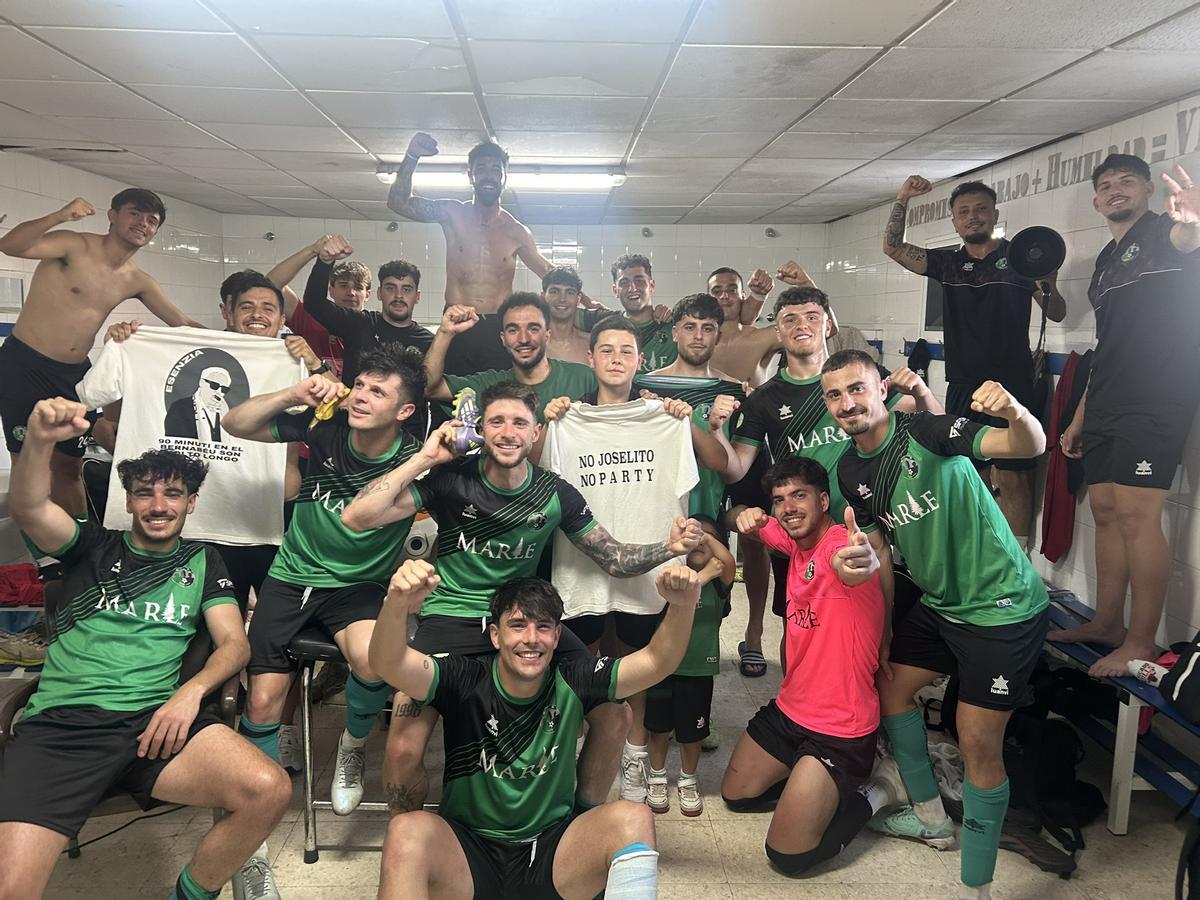 La plantilla del Gévora celebra la victoria ante el Moralo en el vestuario.