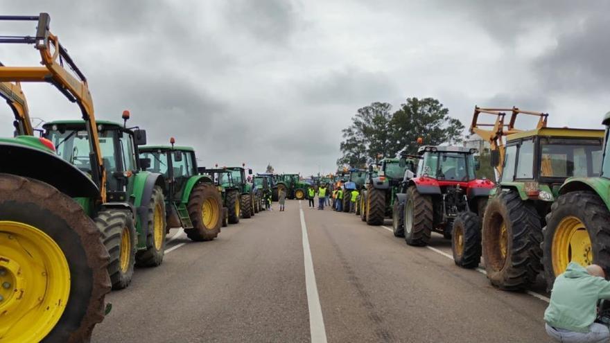 La Delegación del Gobierno sancionará a los agricultores por cortar las carreteras extremeñas