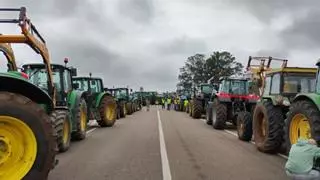 La Delegación del Gobierno sancionará a los agricultores por cortar las carreteras extremeñas