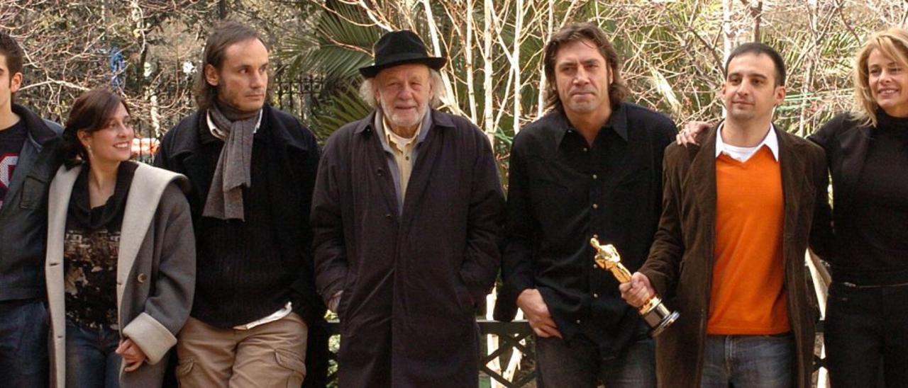 Tamar Novas, segundo por la izquierda, y Celso Bugallo, primero por la derecha,  con Amenábar y parte del reparto de “Mar adentro” tras ganar el Óscar.