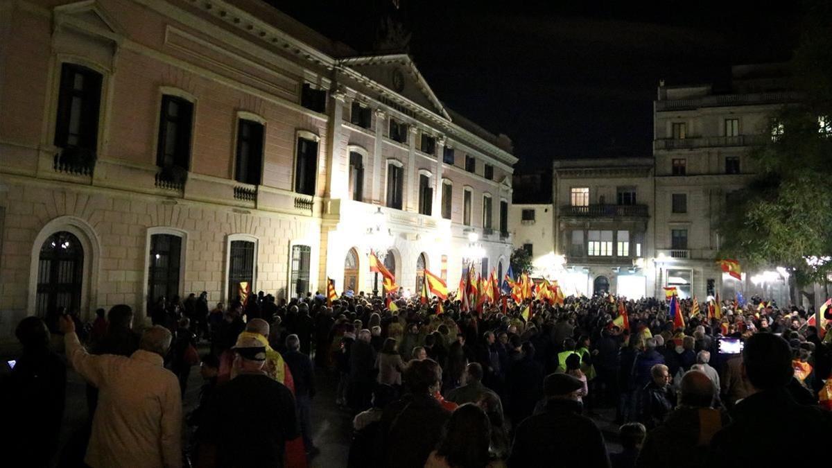 Concentración en la plaza de Sant Roc de Sabadell para reclamar que la bandera española vuelva a ondear en el ayuntamiento.