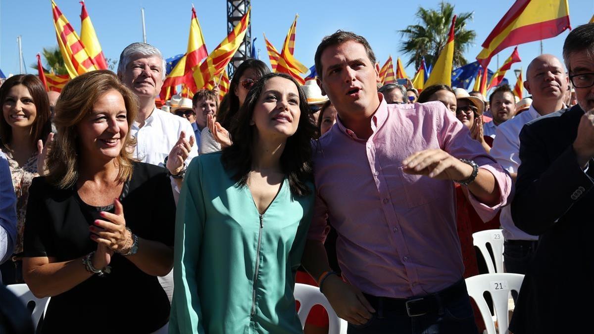 Inés Arrimadas y Albert Rivera al inicio del acto de Ciutadans en el Moll de la Fusta.