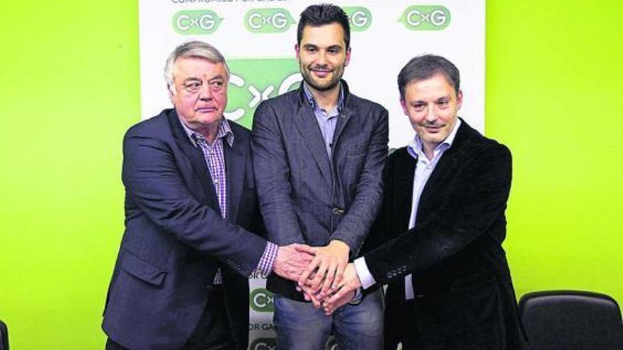 Pablo González Mariñas, Paulo Carlos López y Xoán Báscuas, ayer, en el acto de proclamación.  // I. Osorio