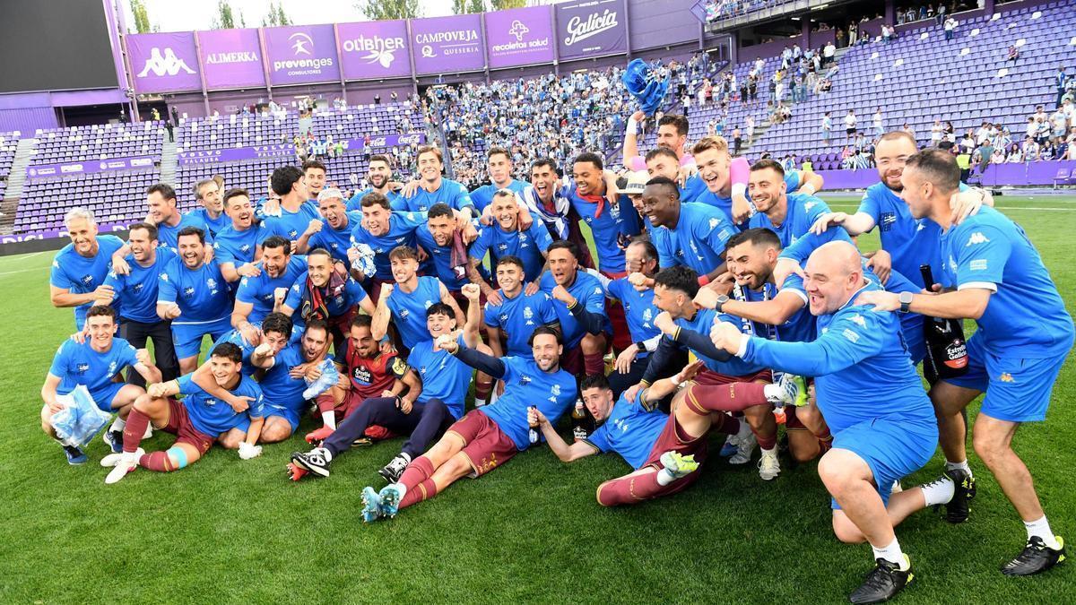 Equipo celebrando el ascenso
