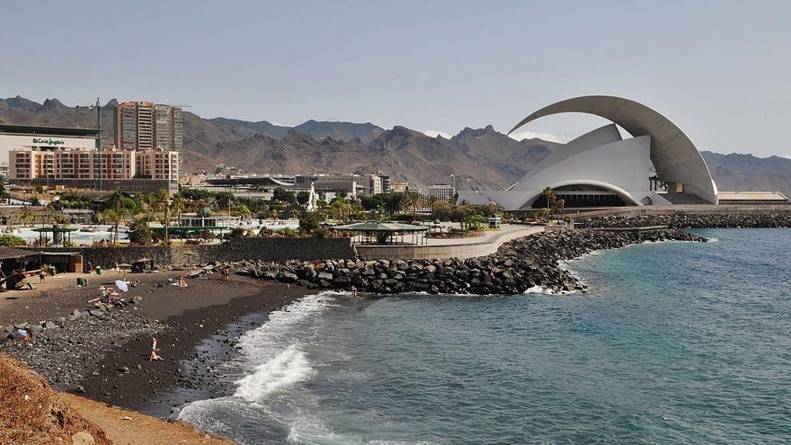 Playa próxima al Parque Marítimo y el Palmétum, en Santa Cruz de Tenerife. | | E.D.