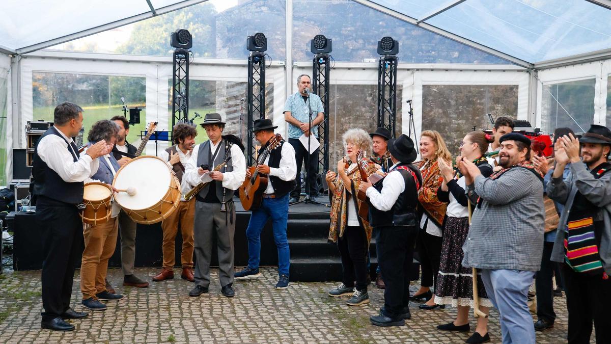 Hermanamiento festivo entre el barrio compostelano y Villanueva de la Vera en "La Noche de San Pedro"