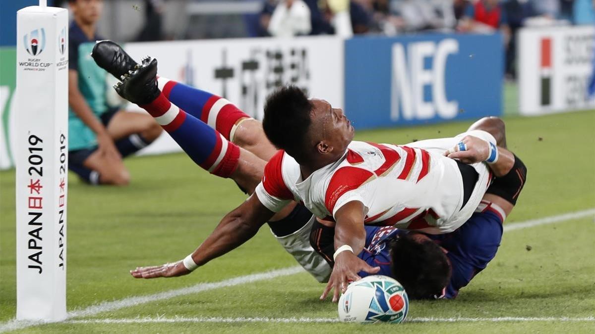 El japonés Matsushima anota un ensayo en el partido inaugural del Mundial contra Rusia.