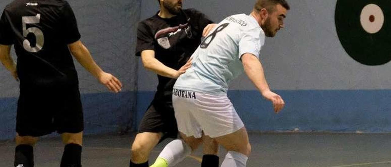 Disputa por el balón en un encuentro del Gimnástico de Caborana.