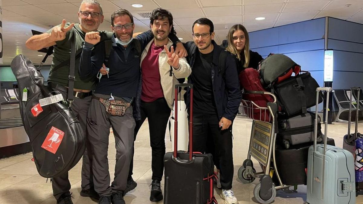 Alejandro Guillán, Baiuca (2º, derecha) con el resto de la banda, ya en Barajas.   | // CEDIDA