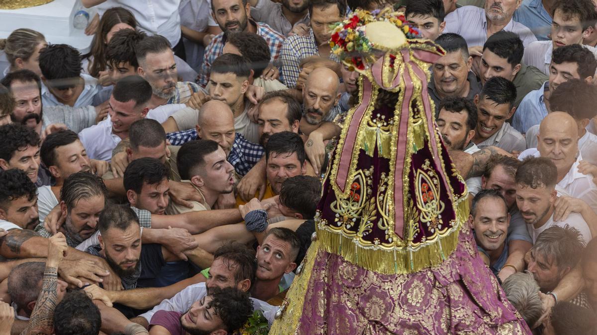 Los almonteños llevan a la Virgen del Rocío a la Parroquia de Nuestra Señora de la Asunción de Almonte