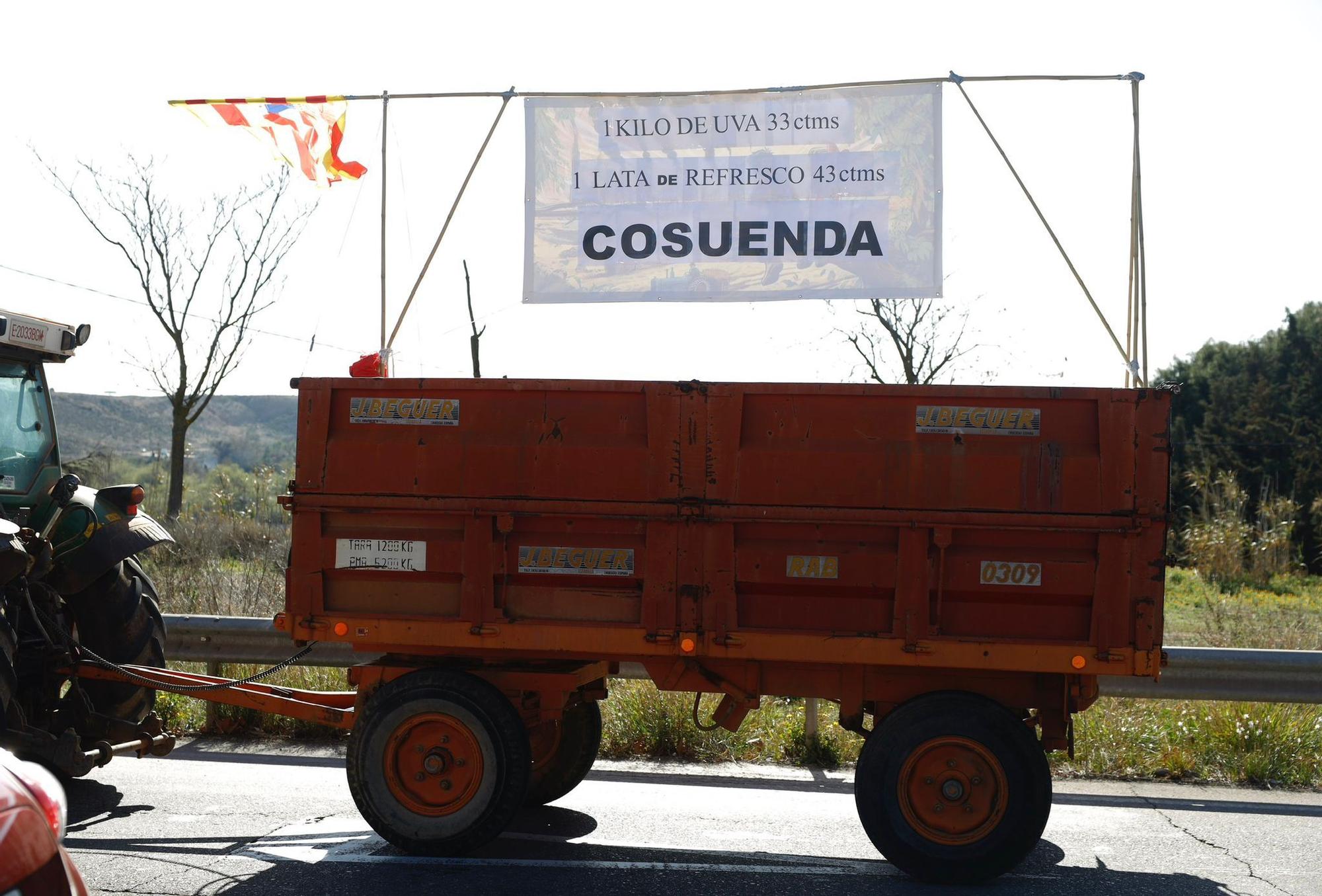 Un pequeño grupo de tractores entra en Zaragoza en una nueva jornada de protestas