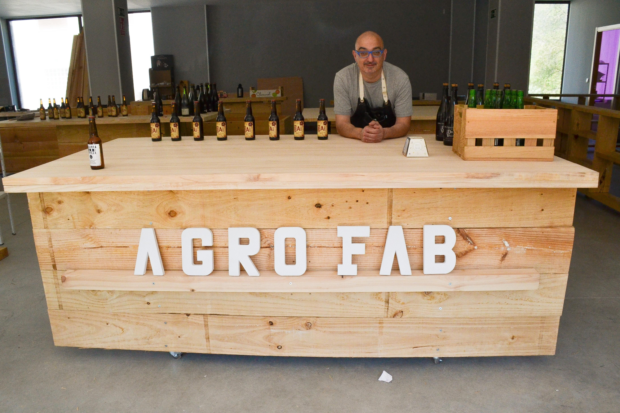 Kike Flores, en el local que se está habilitando en Somiedo como agrobar, centro de actividades y fábrica de cerveza.