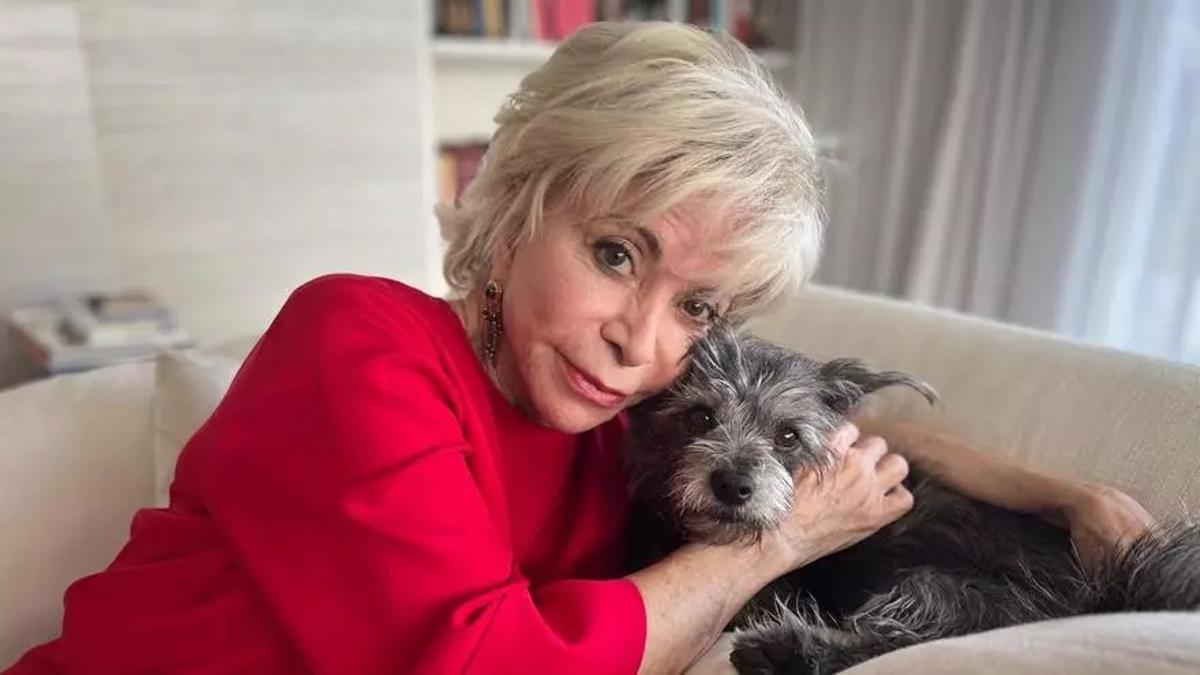La escritora Isabel Allende con su perrita Perla.