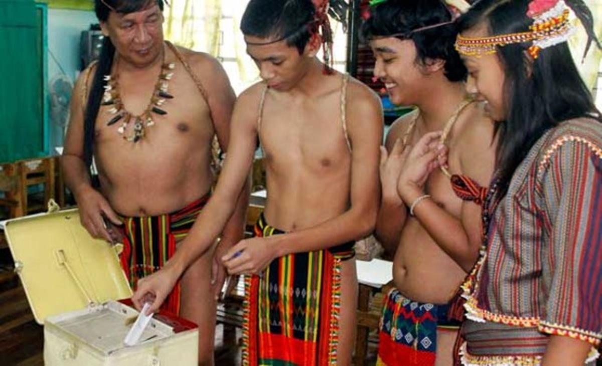 Filipins de la tribu Igorot dipositen el seu vot durant les eleccions locals que avui se celebren, a Baguio, al nord del país.