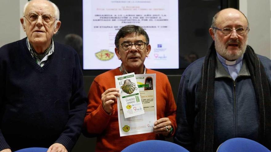 José Luis Galán, Roberto Sánchez Ramos y Javier Fernández Suárez, ayer, presentando la peregrinación a Compostela.