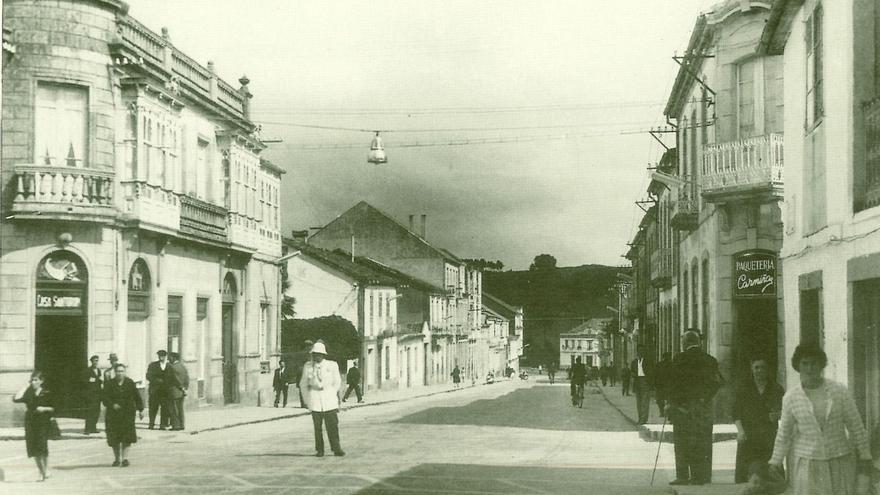 Imagen histórica de Lalín, ya con la simbólica farola cenital sobre el cruce de las calles Principal y Joaquín Loriga. |   // GALICIANA