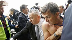 Després d’anunciar milers d’acomiadaments, empleats d’Air France li arrenquen la camisa al director de RH.