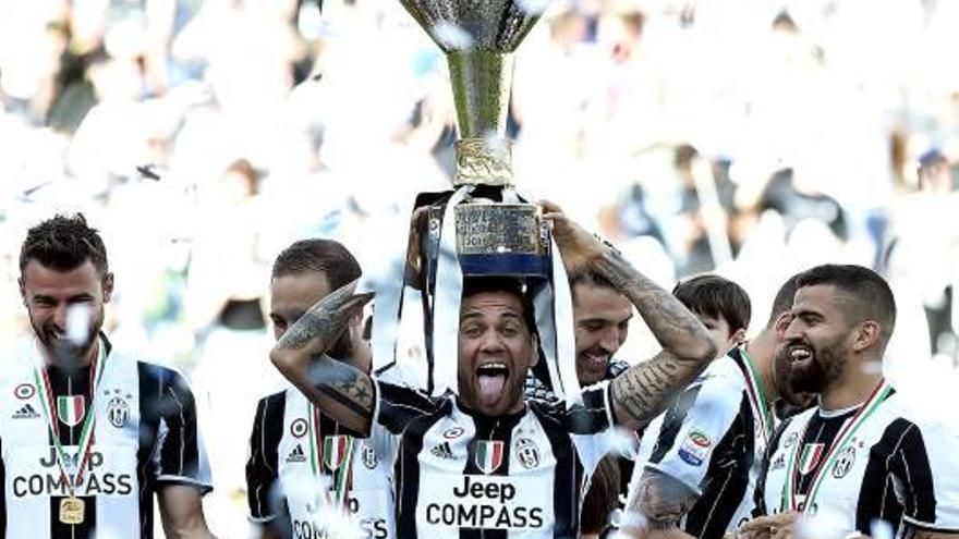 Alves celebra el títol aconseguit amb el Juventus.