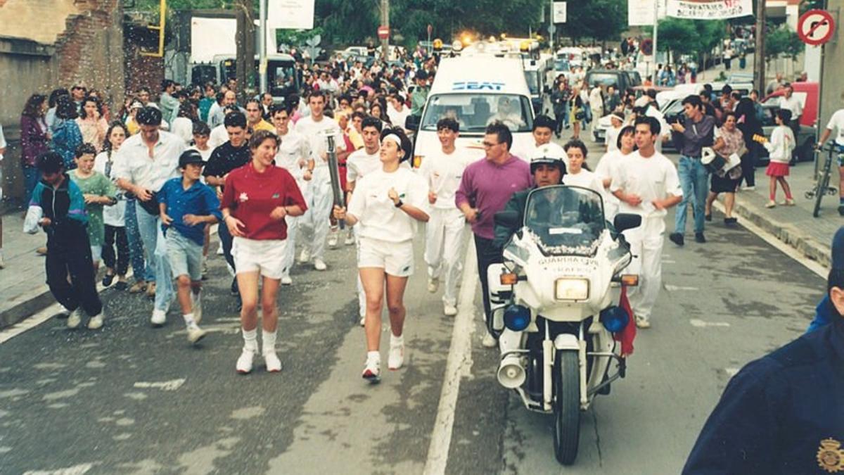 La antorcha olímpica a su paso por Viladecans, en 1992.