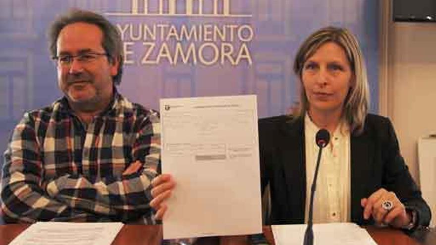 Francisco Guarido y Berna Miguel, con el justificante del pago del saneamiento.