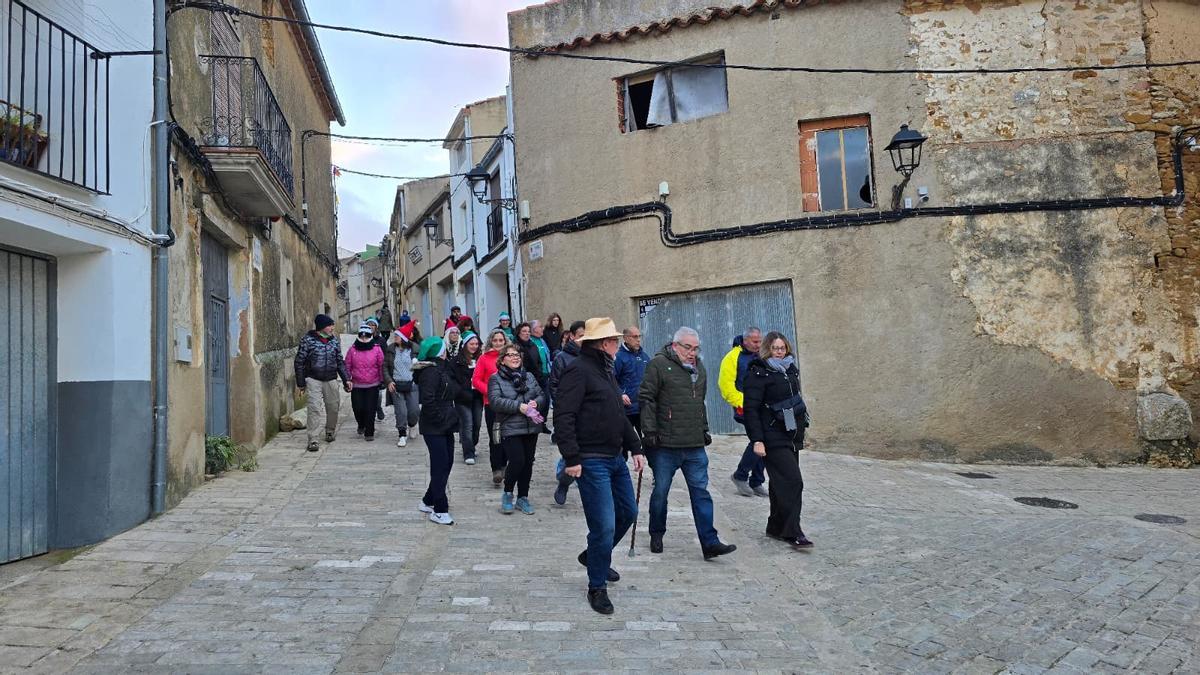 La Serratella recauda en beneficio de la AECC con la San Silvestre.