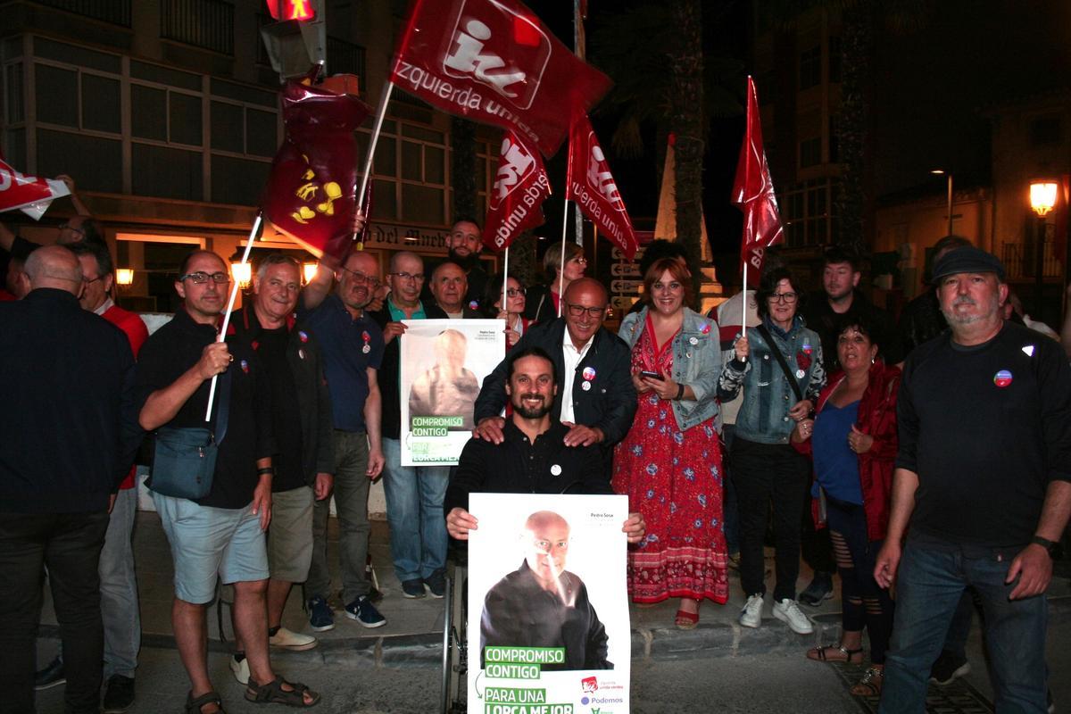 Integrantes de la candidatura de la coalición Izquierda Unida, Podemos y Alianza Verde, en la Plaza de la Estrella con los carteles de su cabeza de lista, Pedro Sosa.