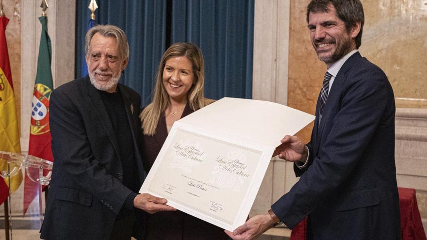 El ministro de Cultura de España, Ernest Urtasun, y la ministra de Cultura, Juventud y Deporte de Portugal, Margarida Balseiro Lopes, entregan el Premio Luso-Español de Arte y Cultura 2024 a Luis Pastor. | MINISTERIO DE CULTURA