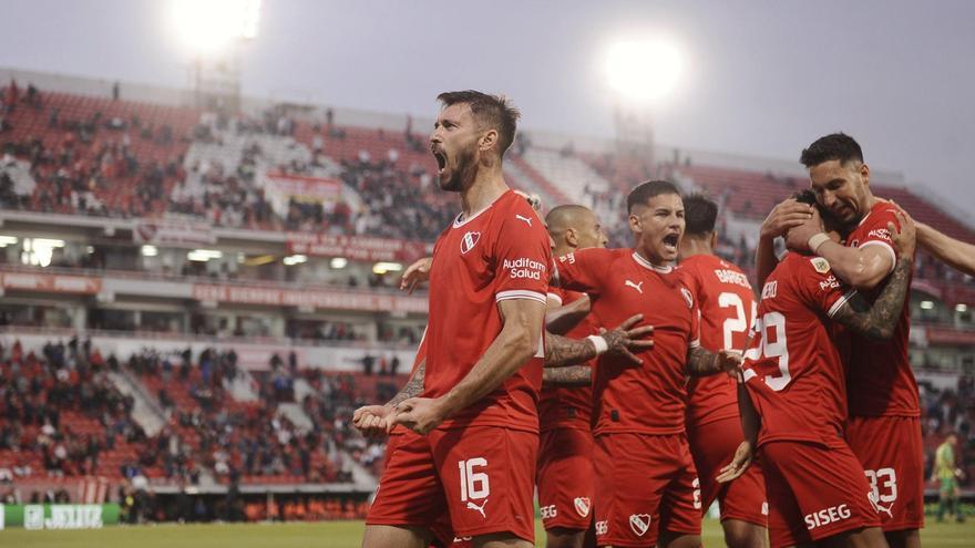 Los jugadores de Independiente celebran un gol.