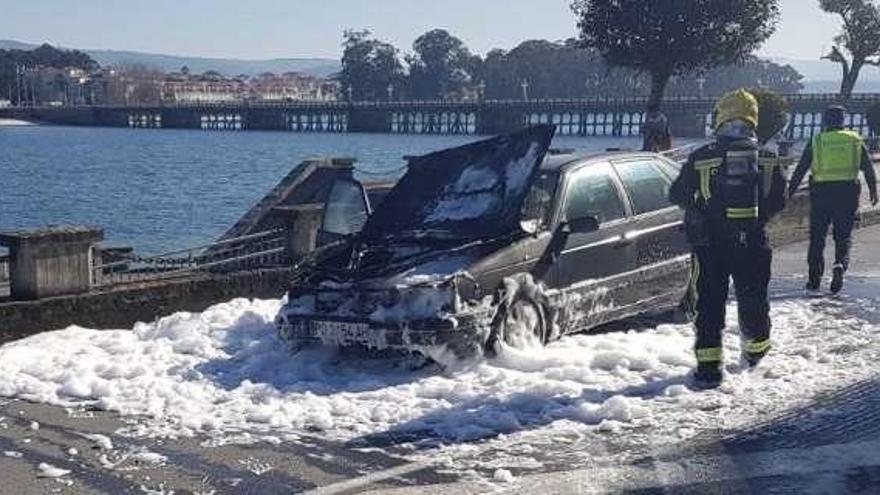 El coche incendiado ayer, en O Grove. // Muñiz