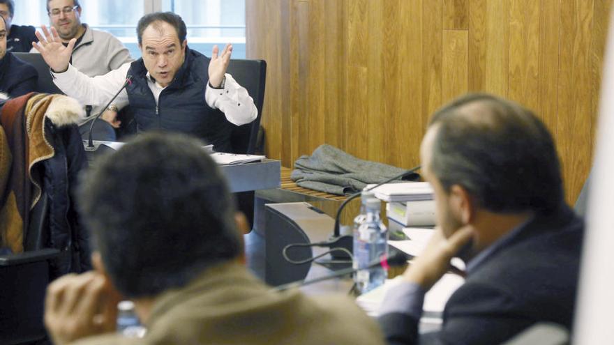 José Crespo, durante uno de sus agrios debates con Rafael Cuiña y Nicolás G. Casares. // Bernabé/Gutier