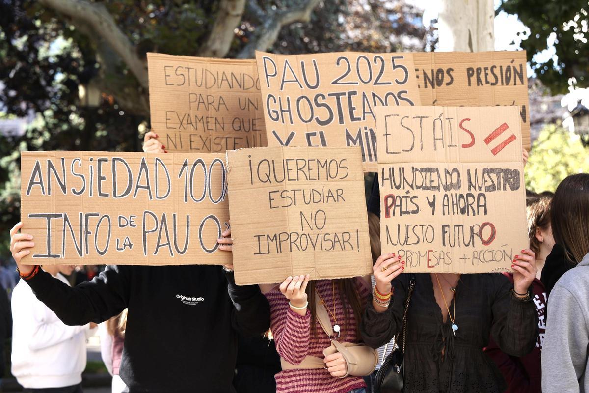 Miles de estudiantes se manifiestan en varias ciudades contra la nueva selectividad. Miles de estudiantes se manifiestan en varias ciudades contra la nueva selectividad.