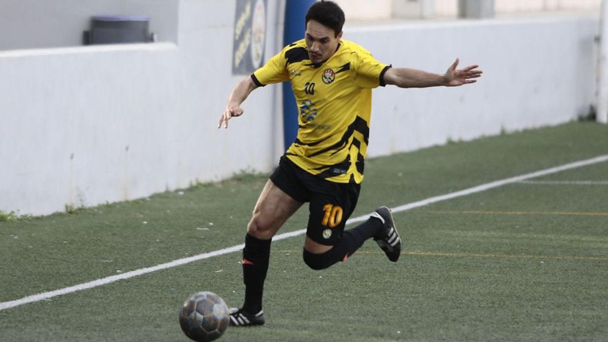 Hossni Jelleun, en un partit d’aquesta temporada amb el CF Esplais. Ha estat el pitxitxi del futbol gironí amb 43 gols. | EDUARD MARTÍ