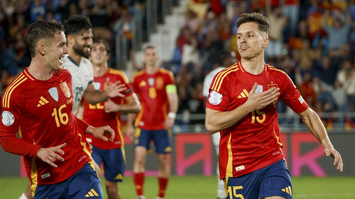 Bryan Zaragoza celebra el tercer gol de España en el encuentro de la sexta jornada de la Liga de Naciones ante Suiza en el Heliodoro Rodríguez López de Santa Cruz de Tenerife.