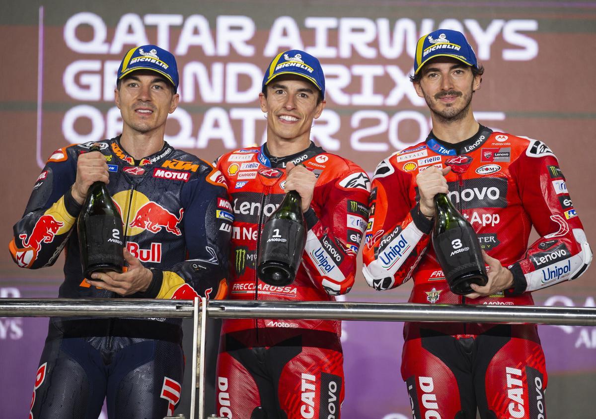 LUSAIL (Qatar), 13/04/2025.- First placed Spanish MotoGP rider Marc Marquez (C) of Ducati Lenovo Team , second placed Spanish MotoGP rider Maverick Vi–ales (L) of Red Bull KTM Tech3 and third placed Spanish MotoGP rider Marc Marquez of Ducati Lenovo Team celebrate on the podium after the MotoGP race of the Motorcycling Grand Prix of Qatar at the Lusail International Circuit, in Lusail, Qatar, 13 April 2025. (Motociclismo, Catar) EFE/EPA/NOUSHAD THEKKAYIL. gp qatar 2025. circuito internacional lusail
