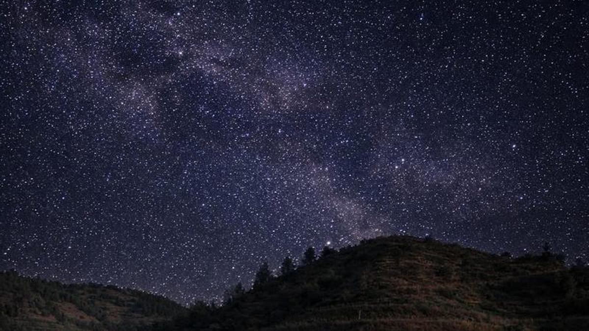 Un mantell d'estrelles cobreix l'Hotel Mes d'en Bruno, al Priorat, on han organitzat un festival exclusiu per a viure l'eclipsi total de sol.