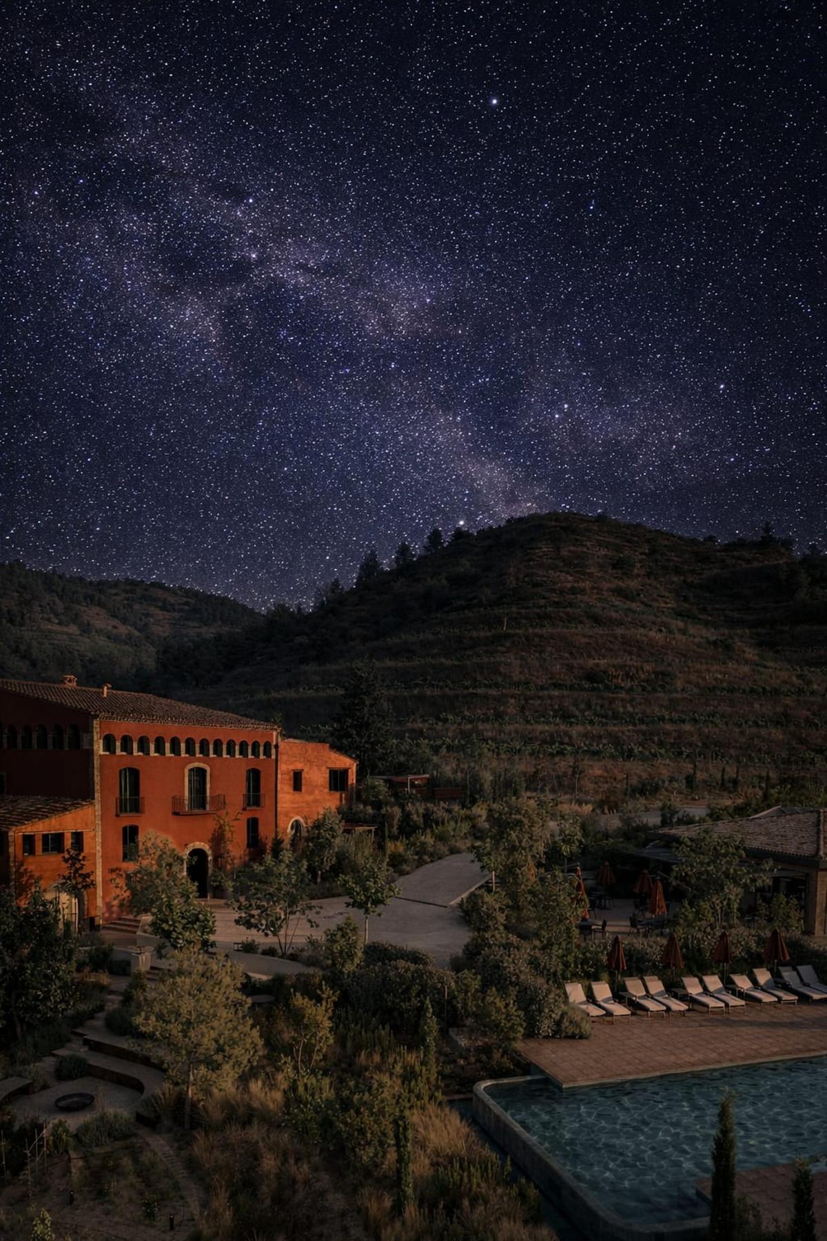 Un manto de estrellas cubre el Hotel Mas den Bruno, en el Priorat, donde han organizado un festival exclusivo para vivir el eclipse total de sol.