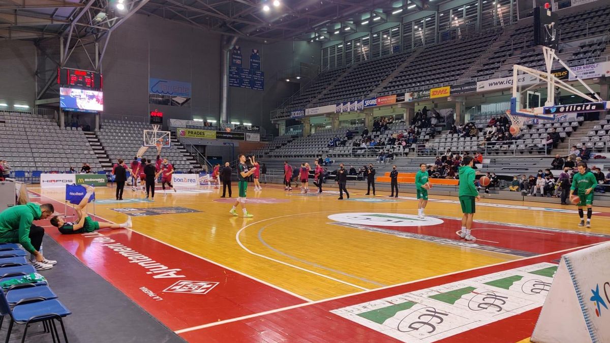 Los jugadores del Peñas calientan en Lleida.