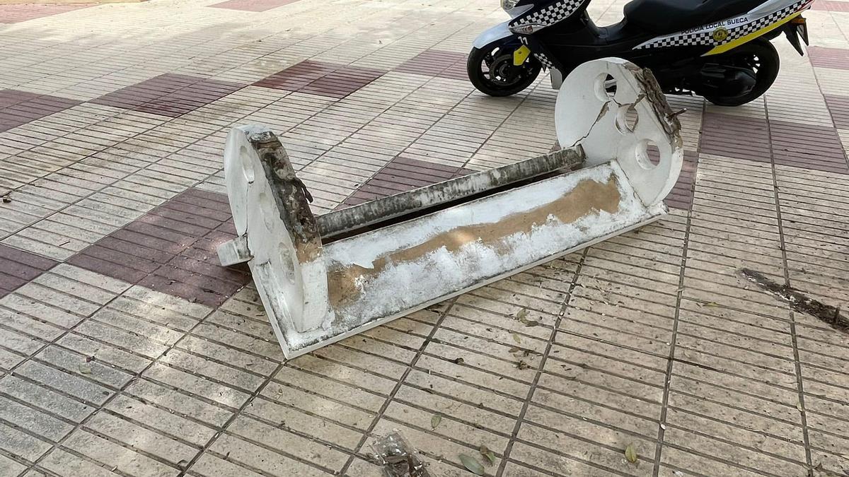 El banco del parque del Perelló arrancado.