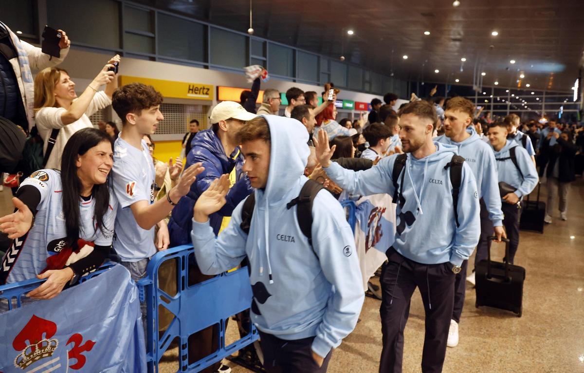 La llegada del Celta a Peinador tras la victoria ante el Olympique de Lyon