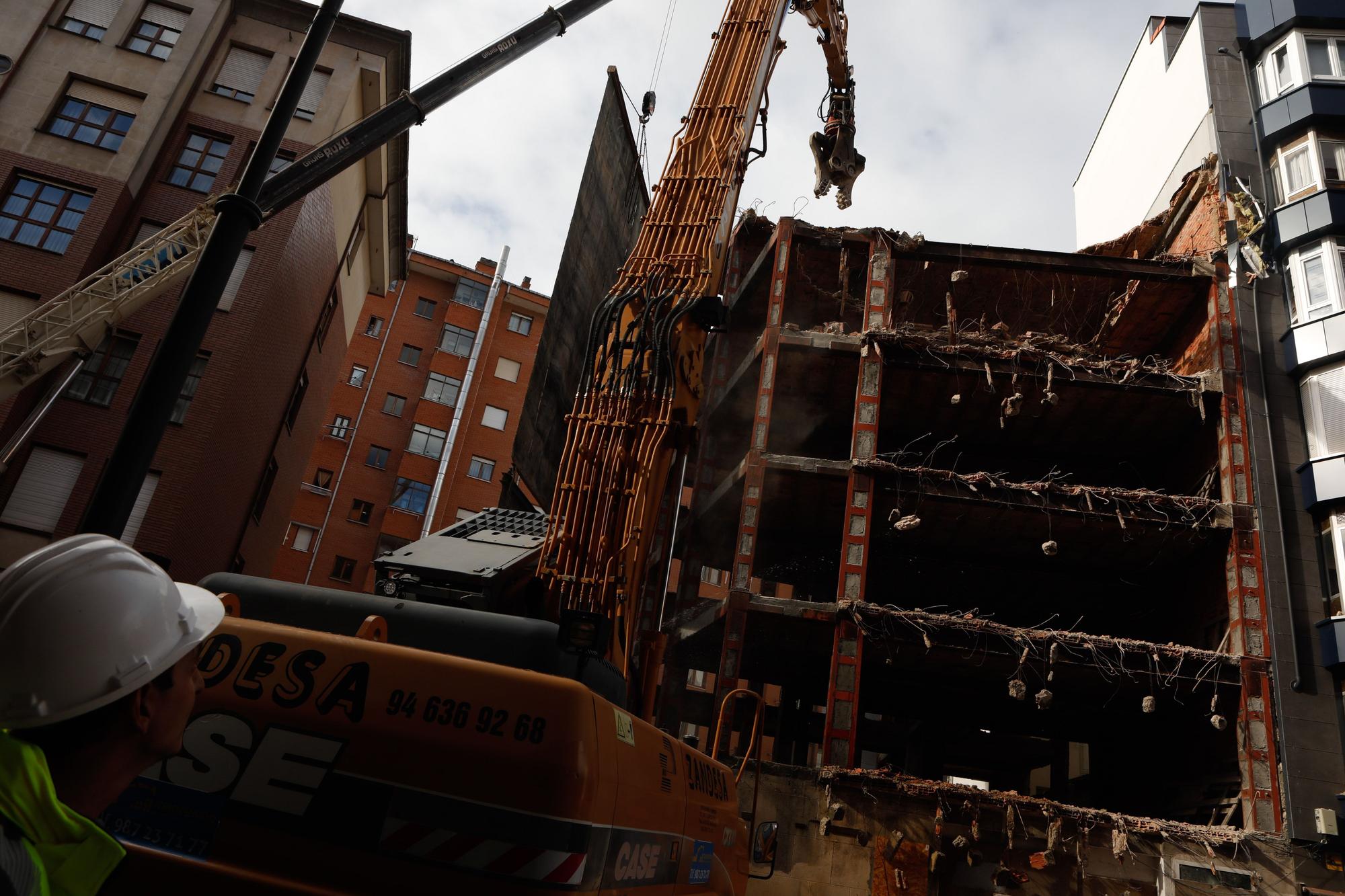 El derribo del "esqueleto" del Carbayedo destroza parte de una fachada anexa